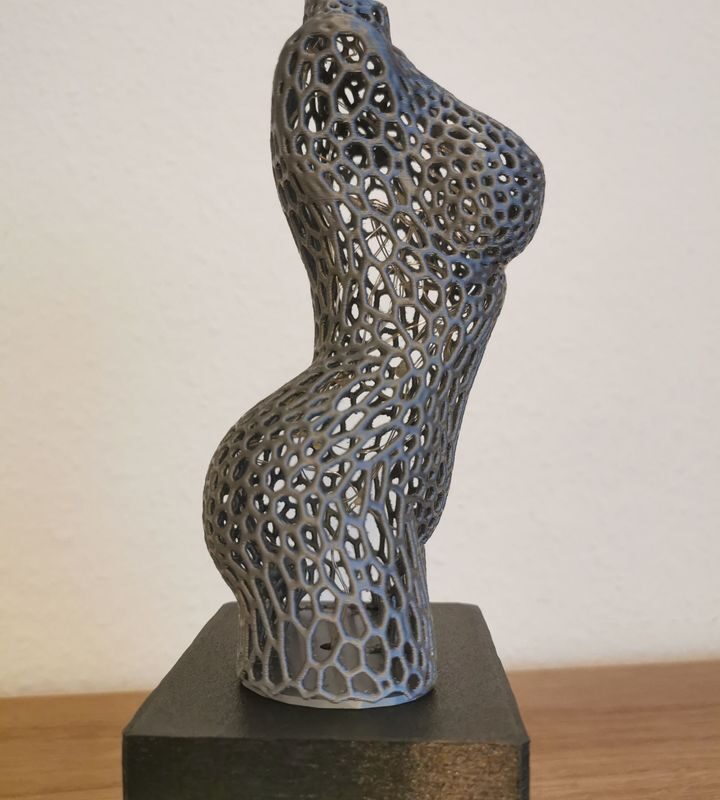 Voronoi Şeklinde Kadın Dekoru 10 cm