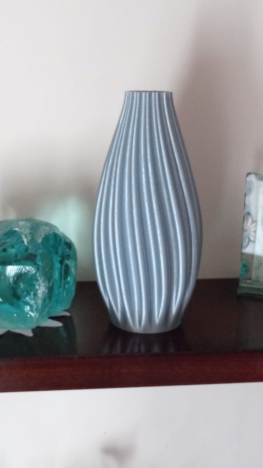 Vertical Curve Patterned Vase 20 cm