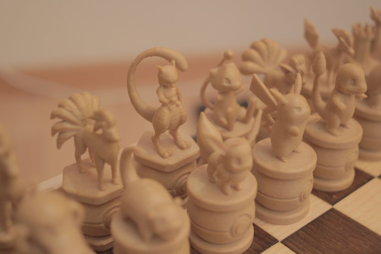 Schachfiguren-Set mit veränderter Struktur 6 cm
