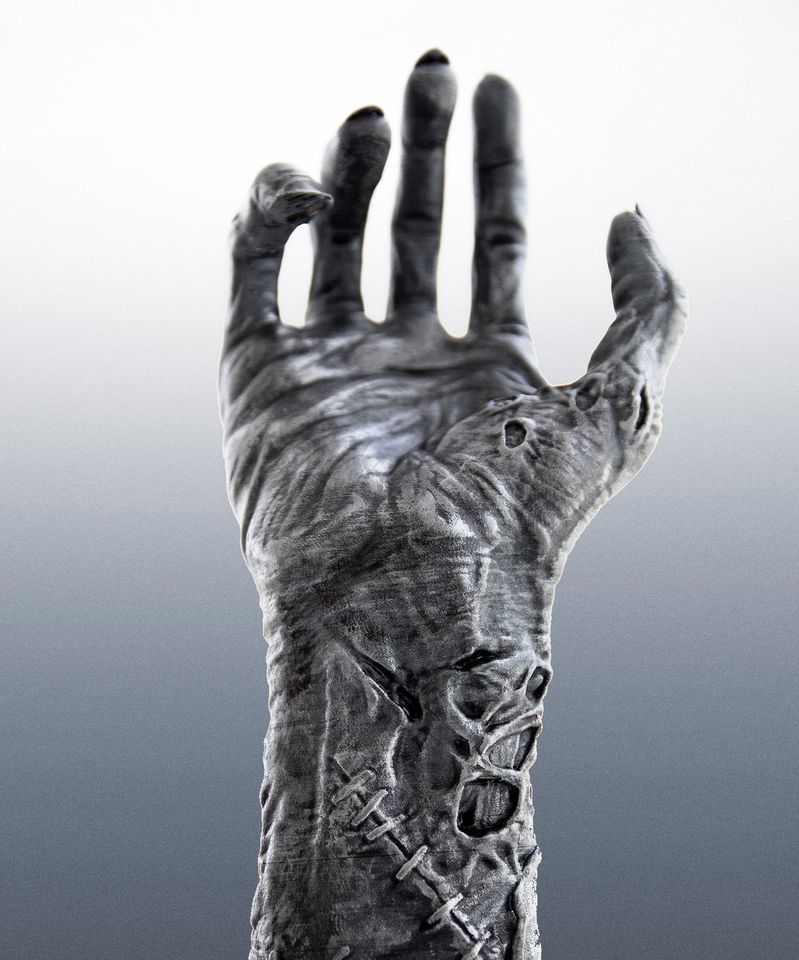 Decoración Mano de Zombi Terrorífica 21 cm