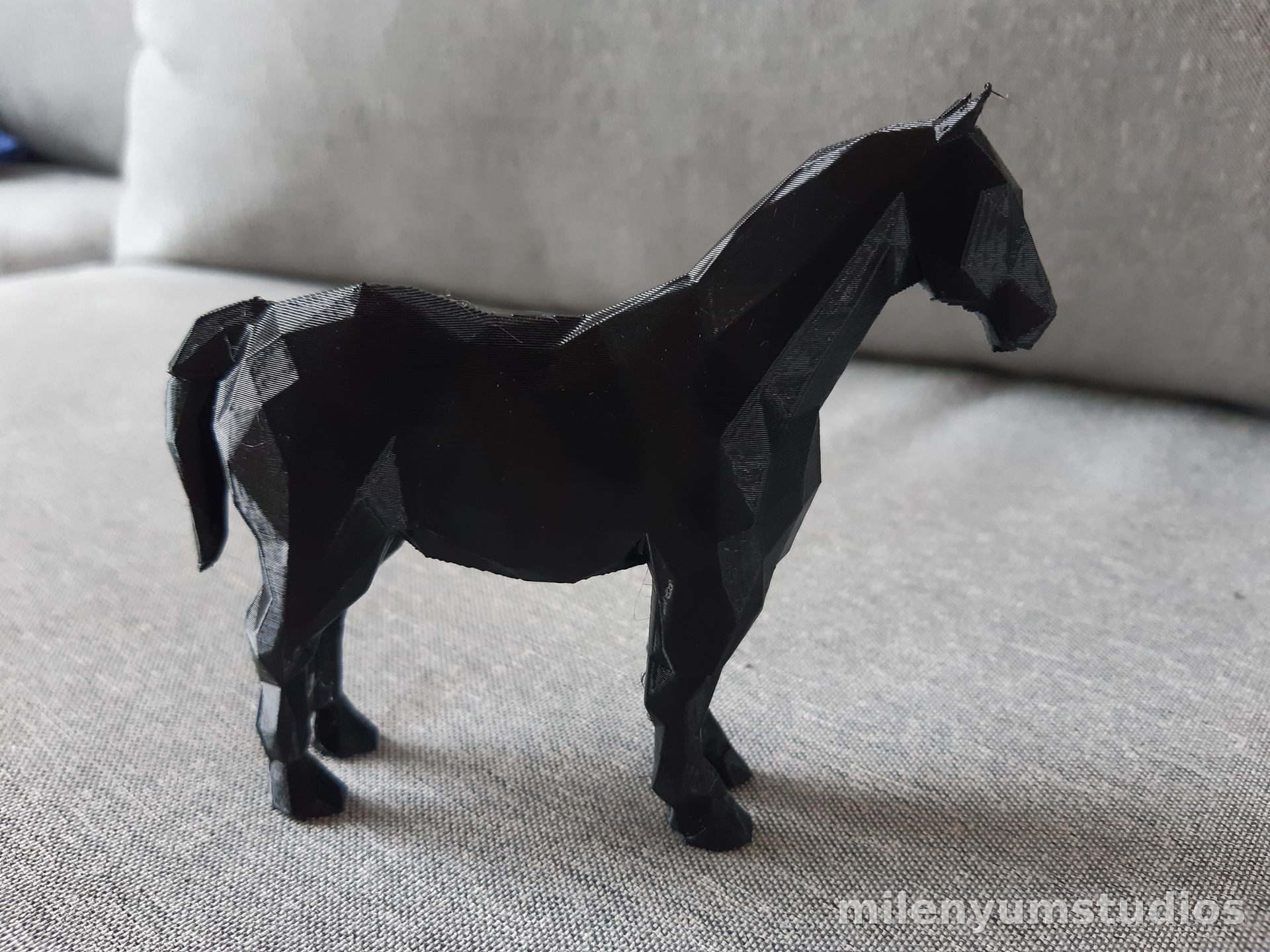 Poly Shaped Horse Decor 9 cm